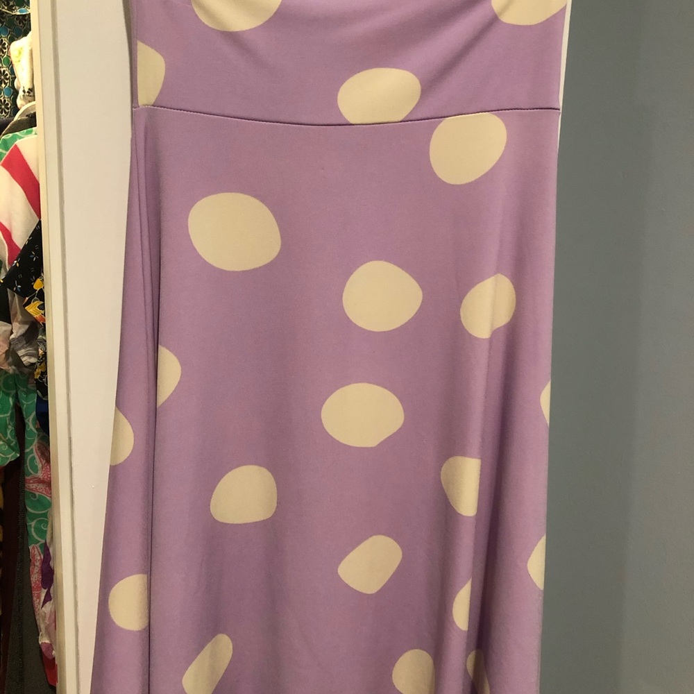 Skirt, knee-length.